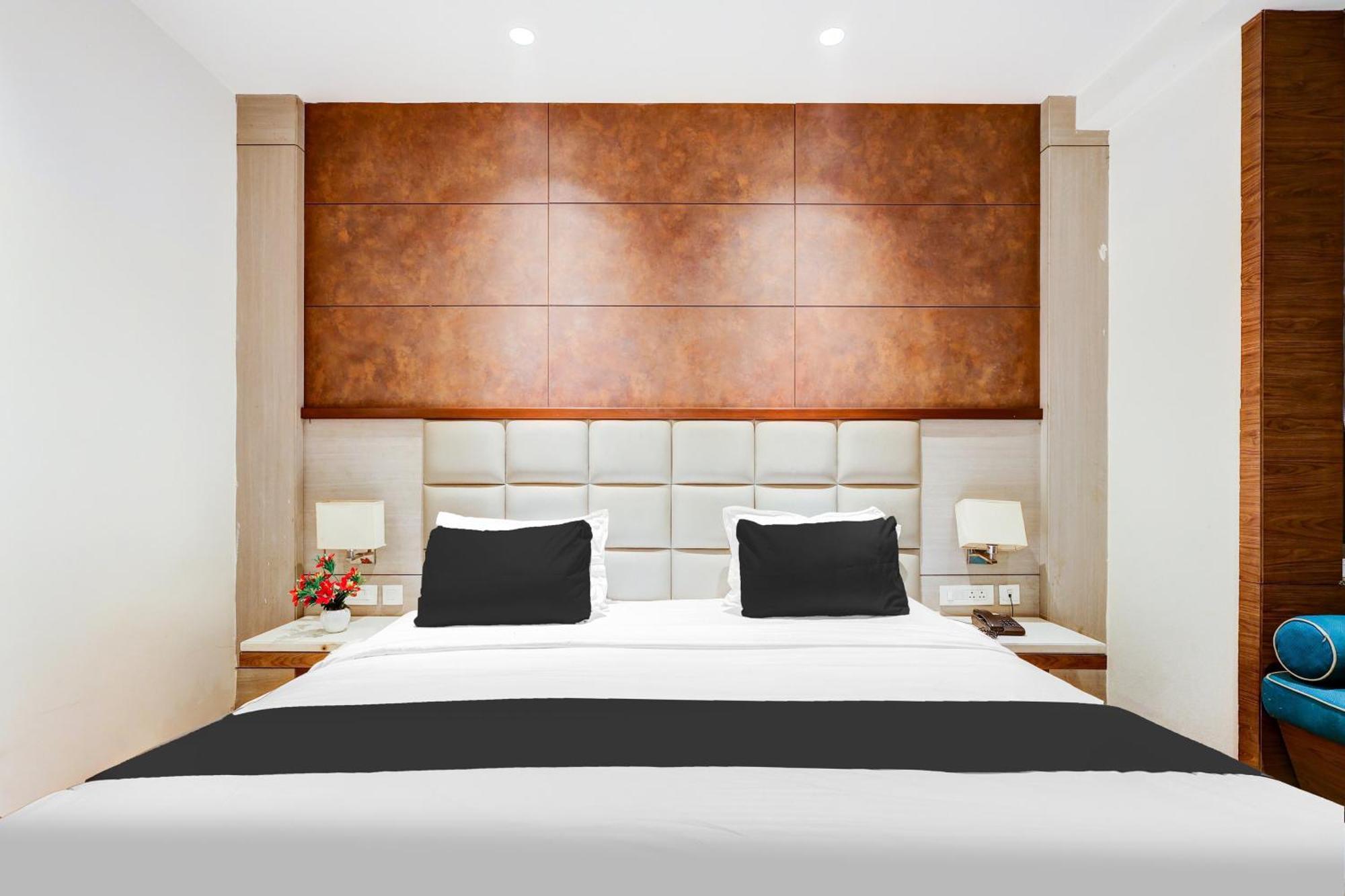 Super Townhouse Chhatarpur Near Metro Park Нью-Дели Экстерьер фото