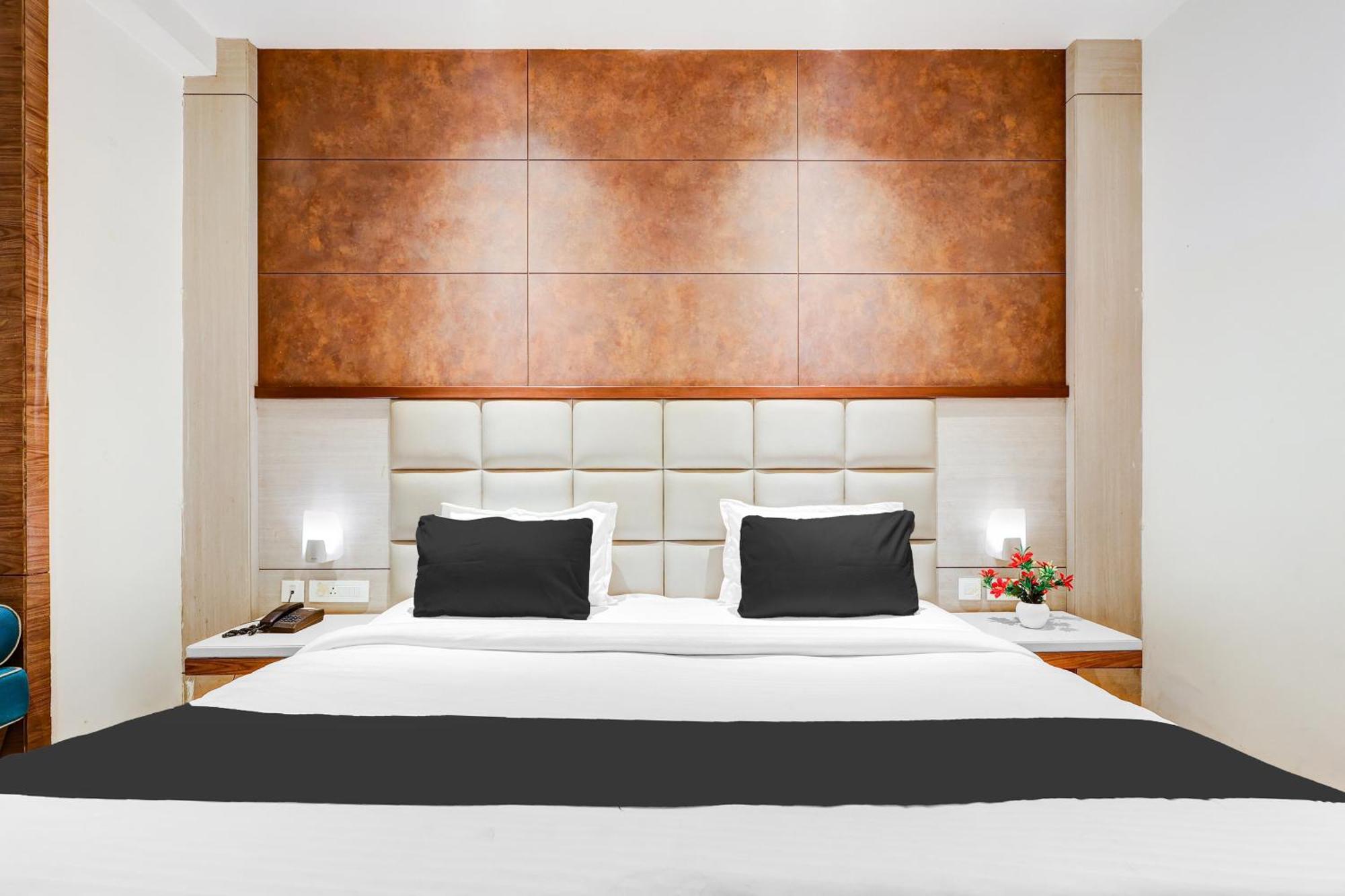 Super Townhouse Chhatarpur Near Metro Park Нью-Дели Экстерьер фото