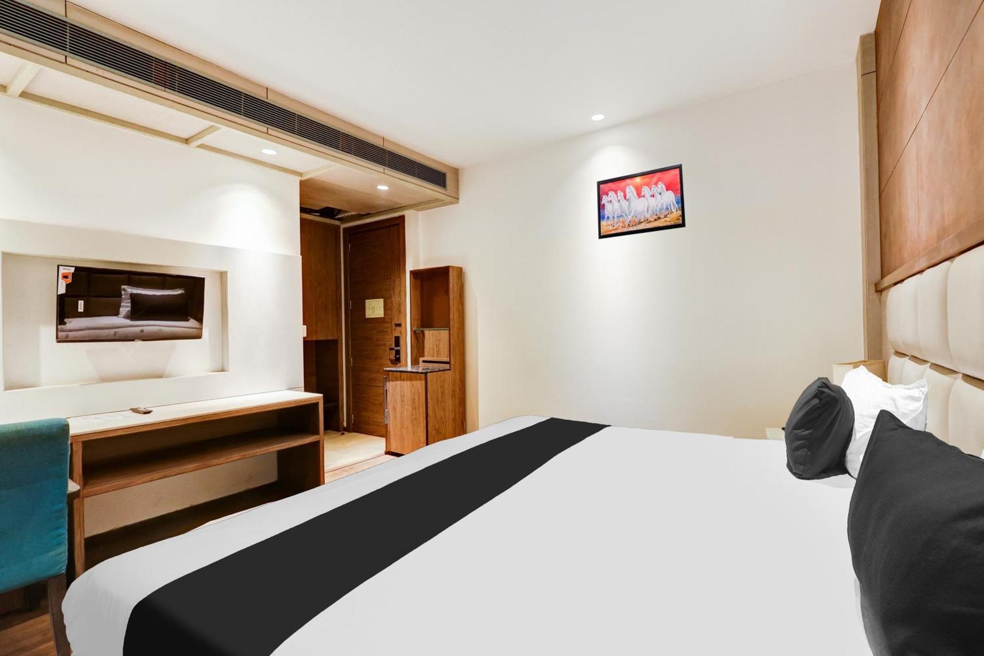 Super Townhouse Chhatarpur Near Metro Park Нью-Дели Экстерьер фото