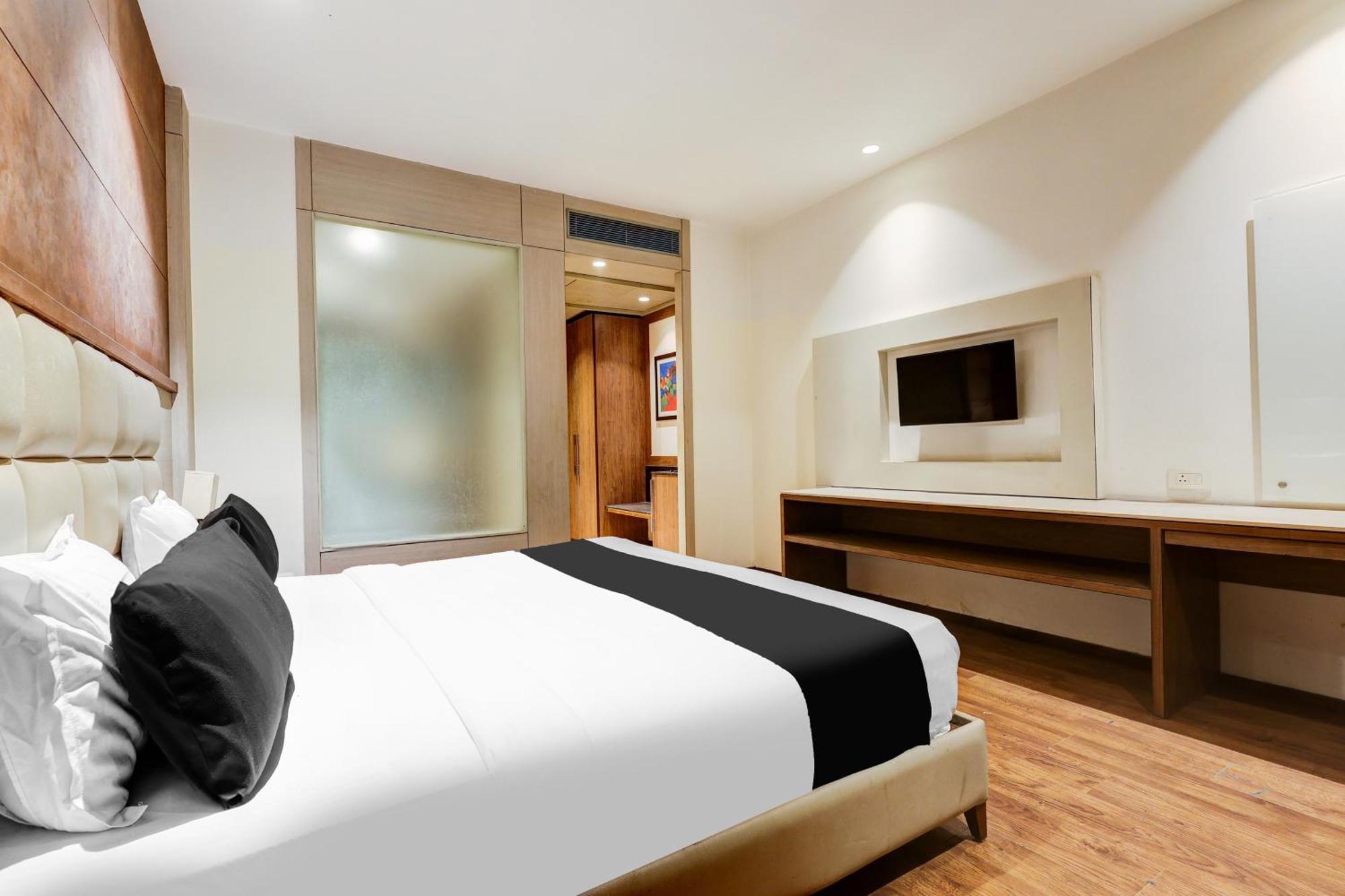 Super Townhouse Chhatarpur Near Metro Park Нью-Дели Экстерьер фото