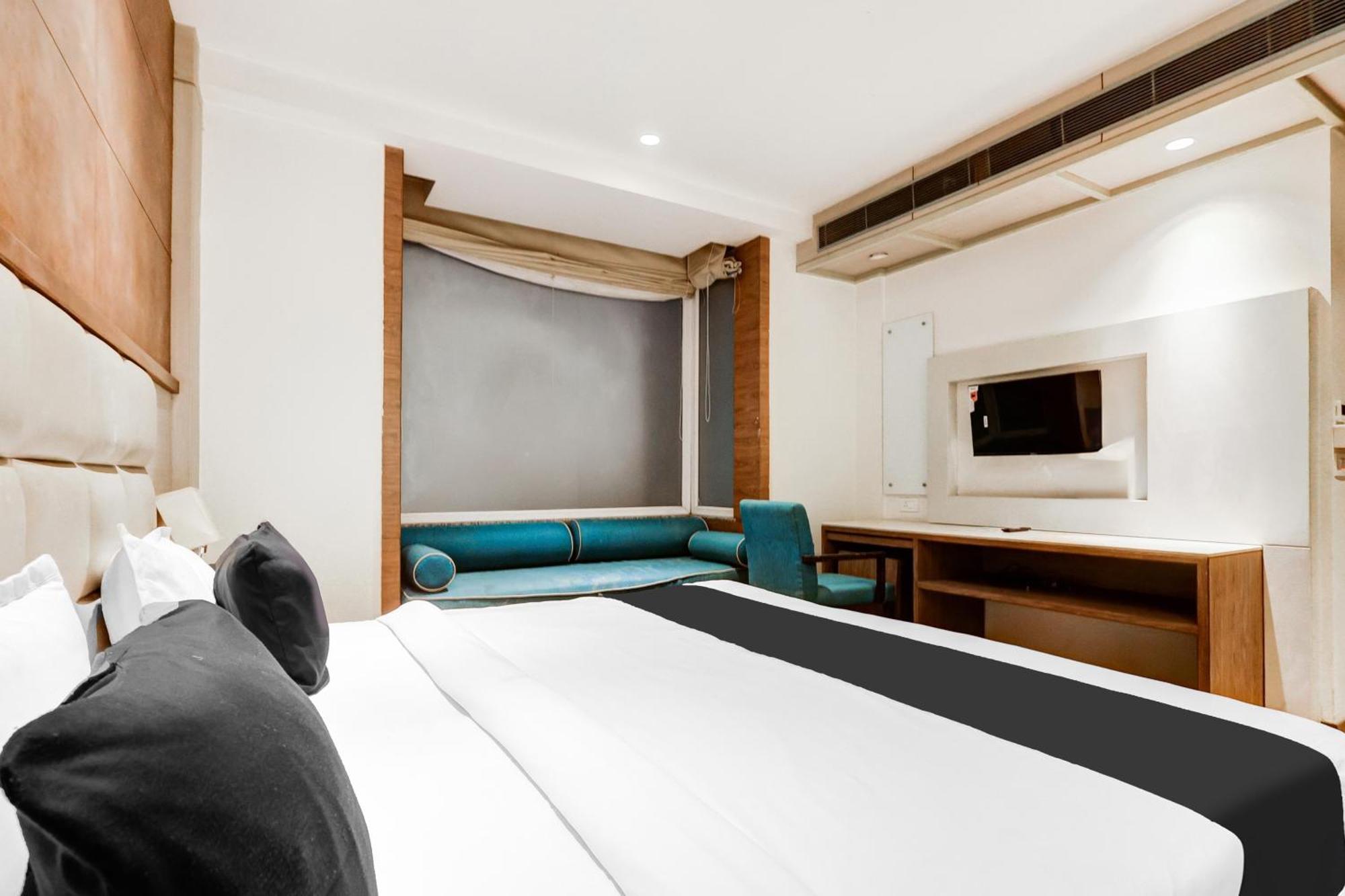 Super Townhouse Chhatarpur Near Metro Park Нью-Дели Экстерьер фото