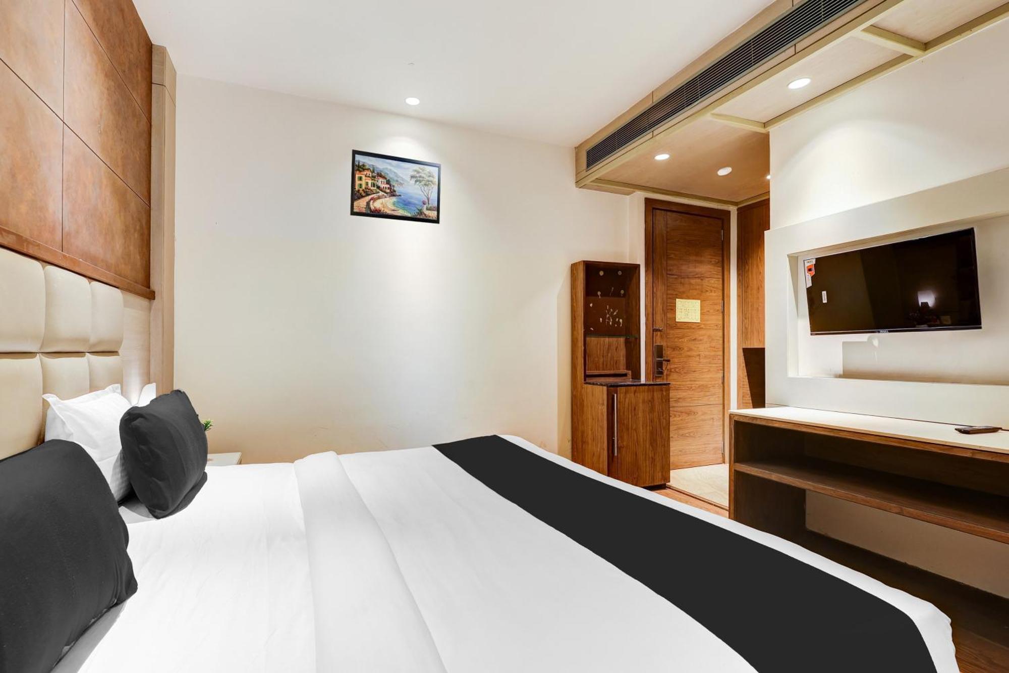 Super Townhouse Chhatarpur Near Metro Park Нью-Дели Экстерьер фото