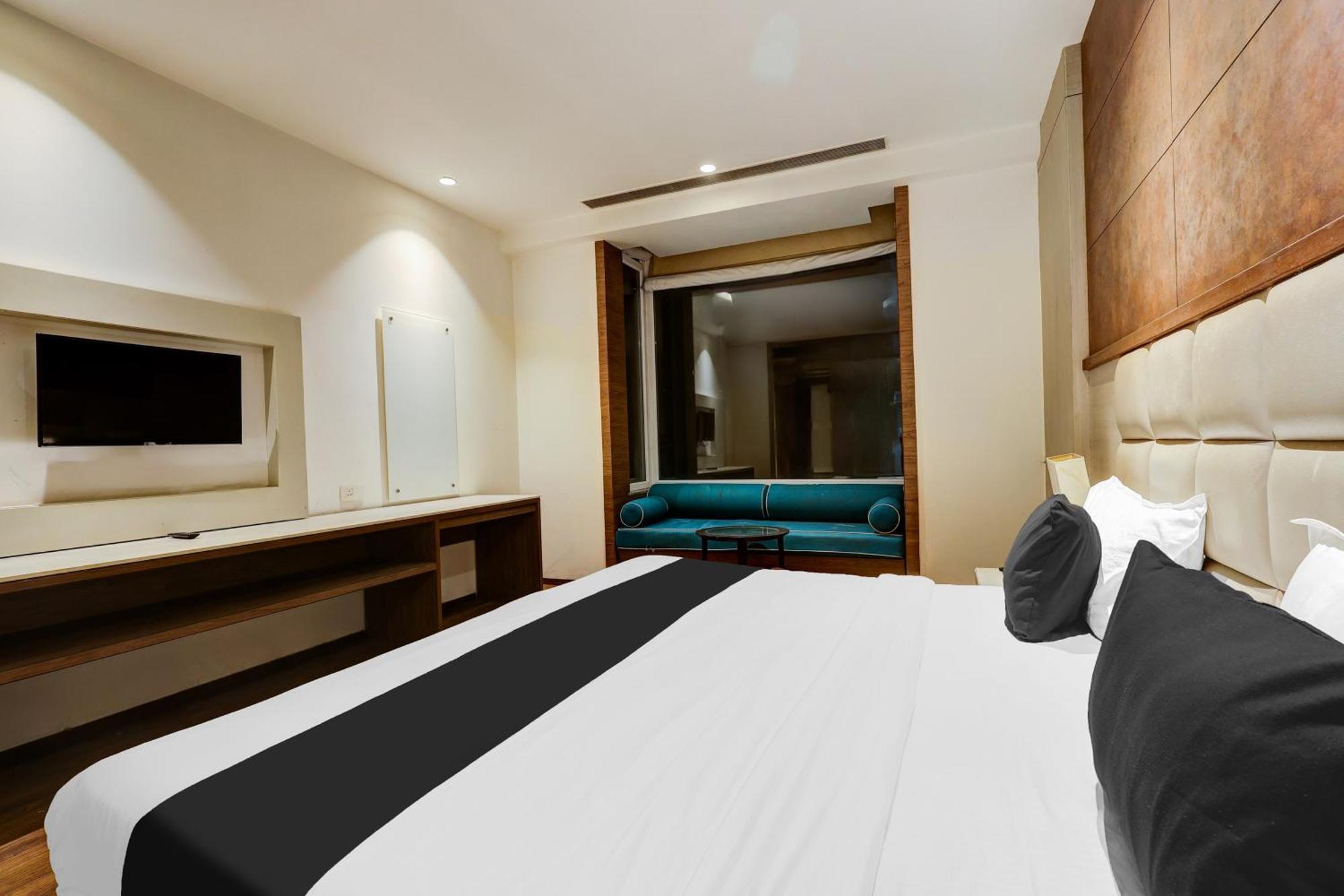 Super Townhouse Chhatarpur Near Metro Park Нью-Дели Экстерьер фото