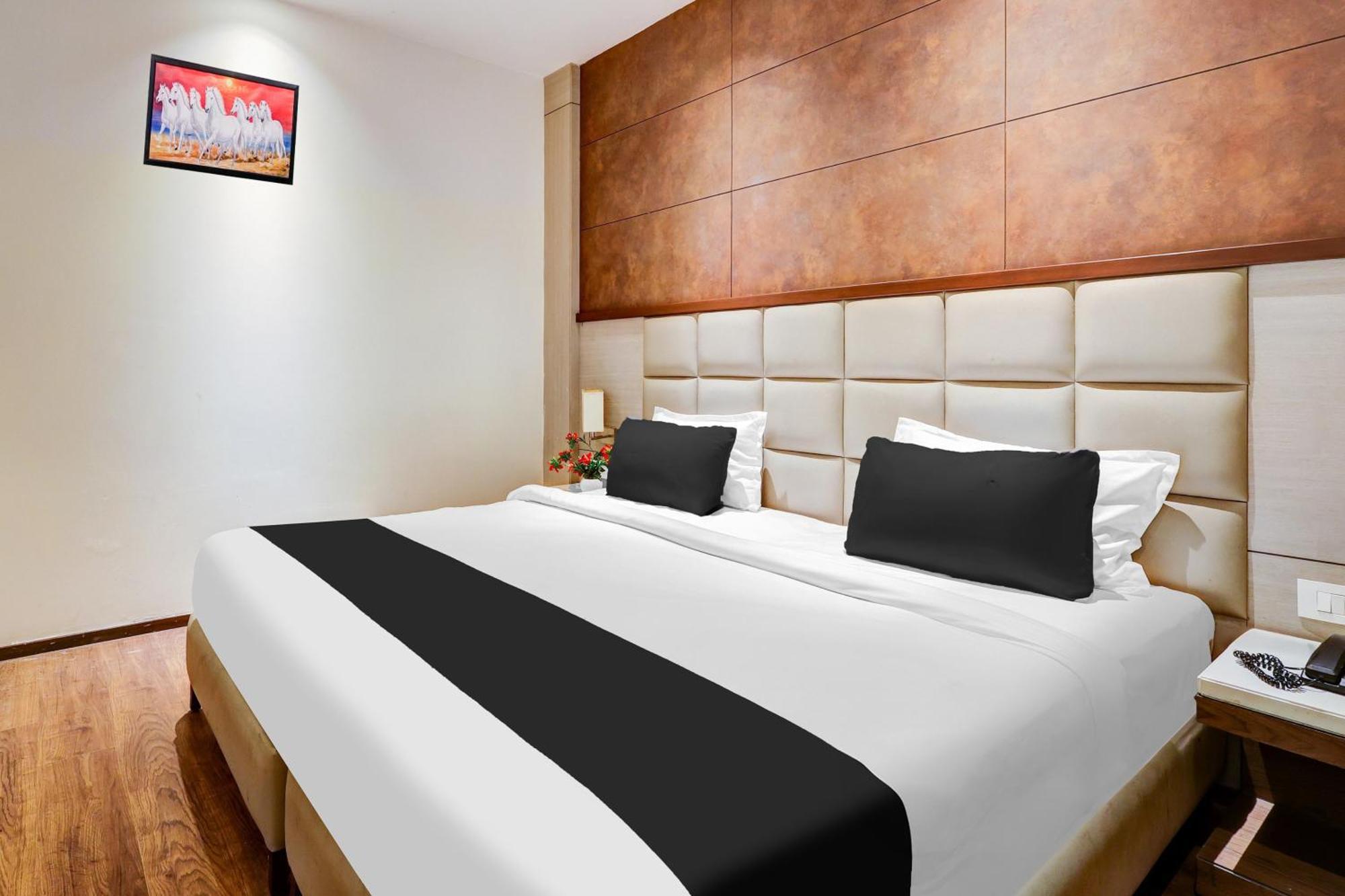 Super Townhouse Chhatarpur Near Metro Park Нью-Дели Экстерьер фото