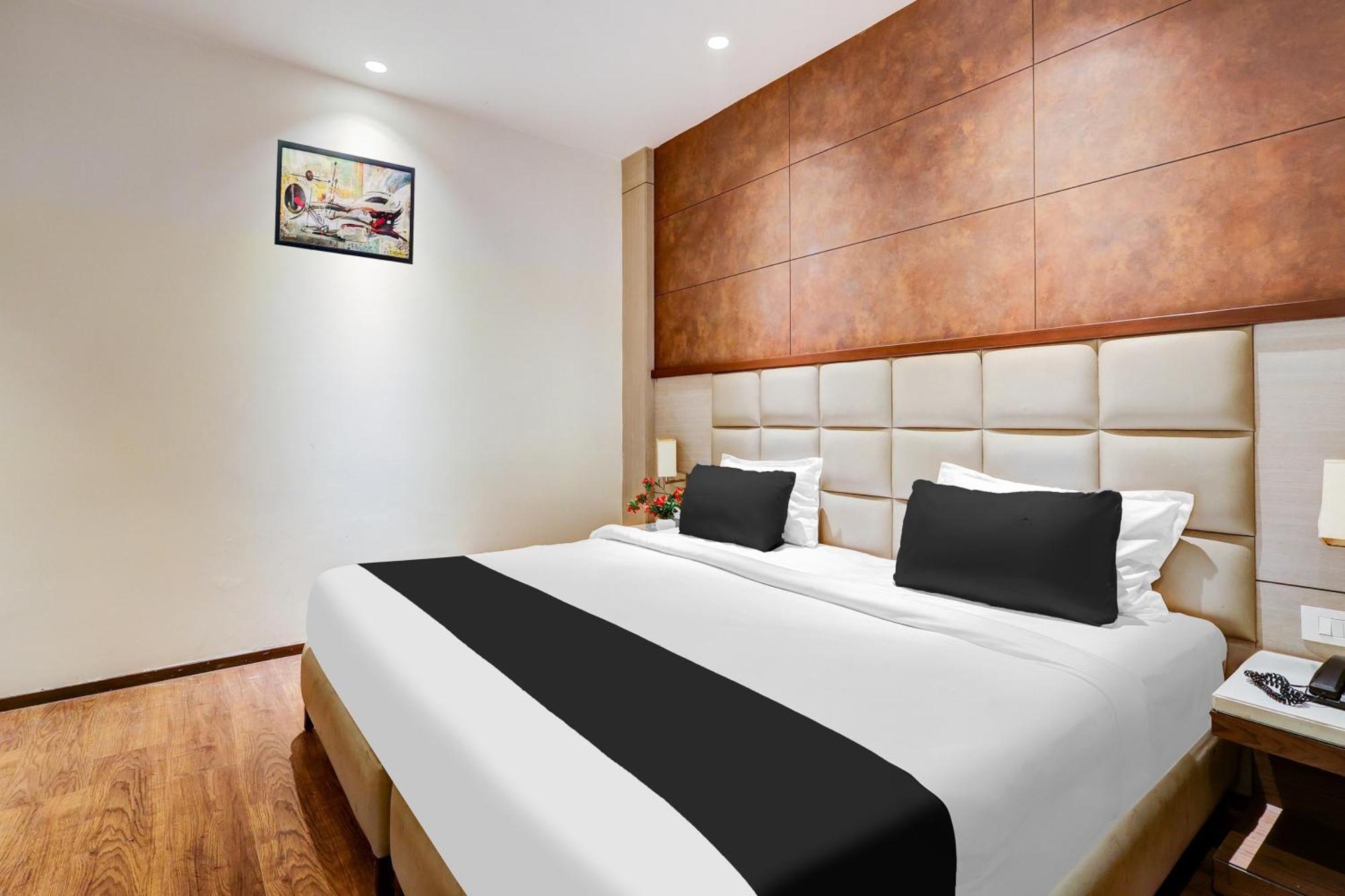 Super Townhouse Chhatarpur Near Metro Park Нью-Дели Экстерьер фото